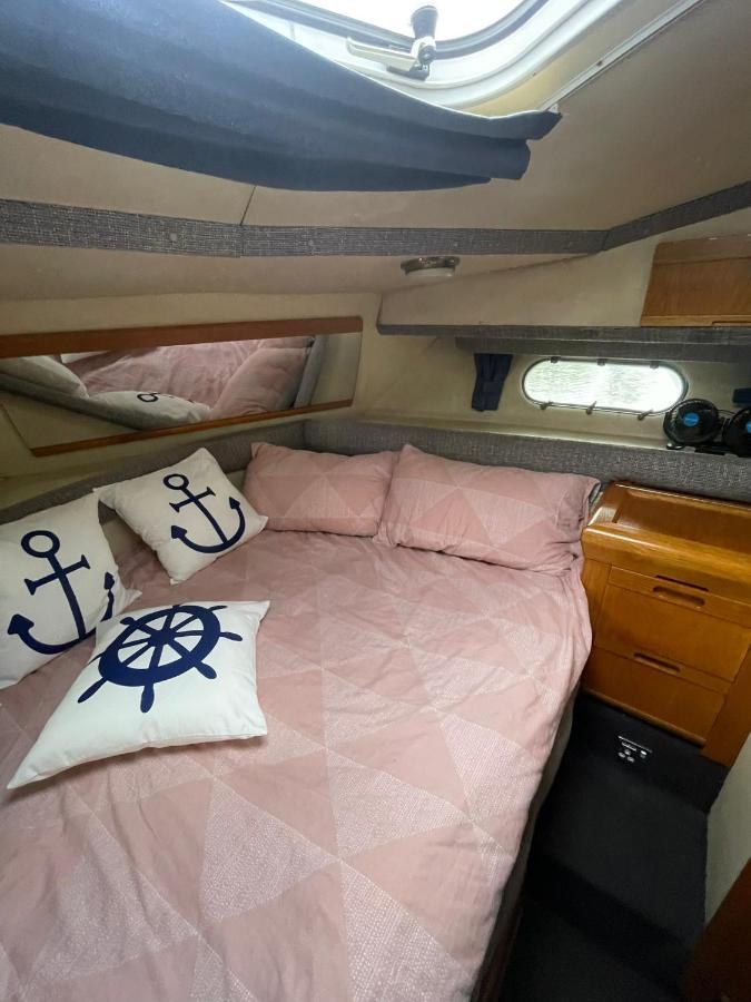 Hotel Luxury Boat Chertsey Esterno foto